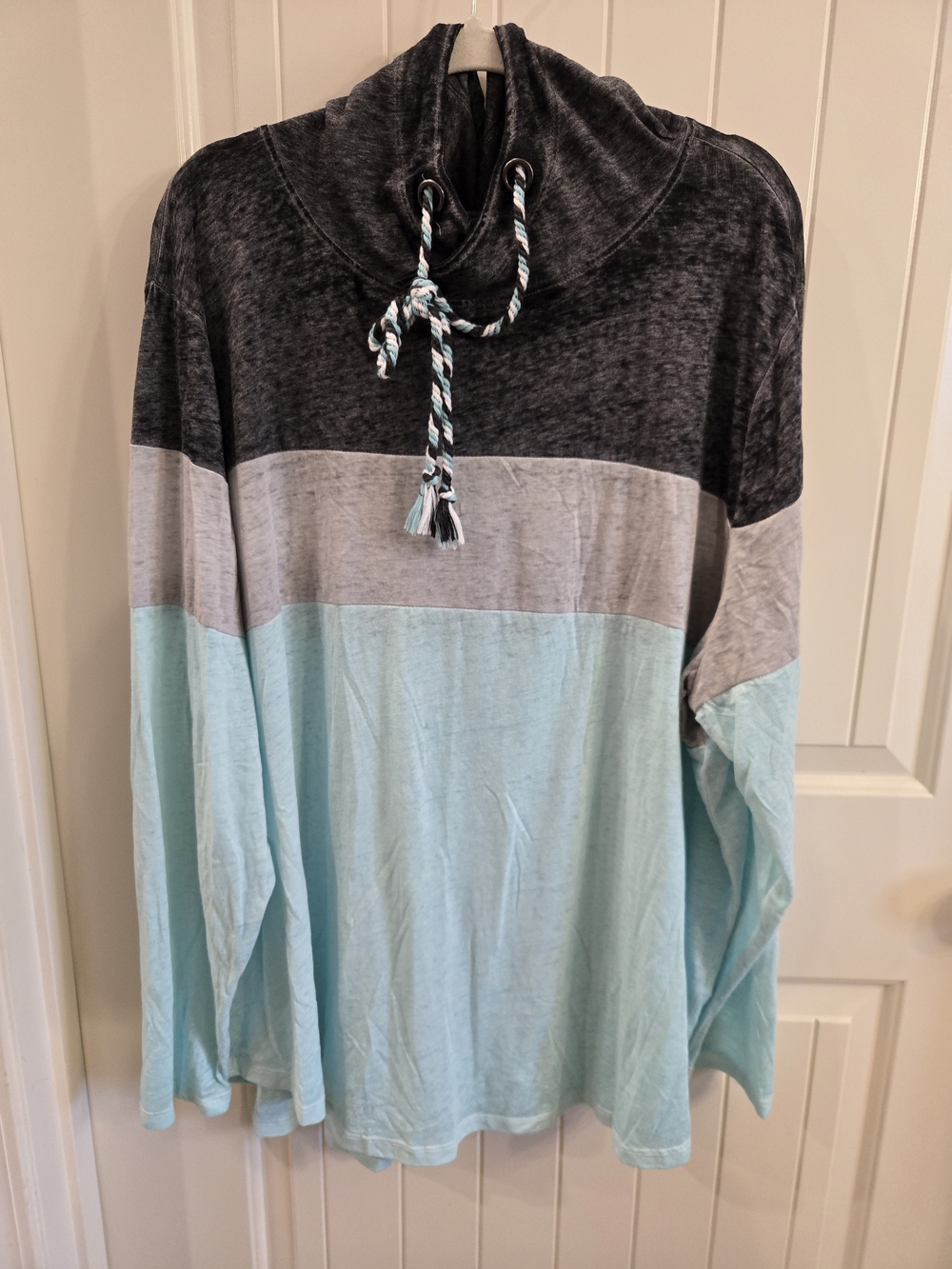 Maurices Women’s Colorblock Hooded Tee  Pullover in Black, Gray & Light Blue 4x